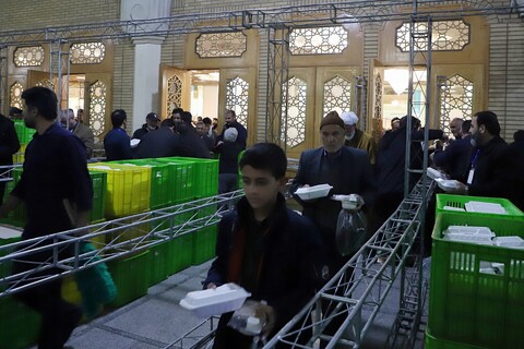 تصاویر/ سفره افطار حرم مطهر حضرت معصومه (س)