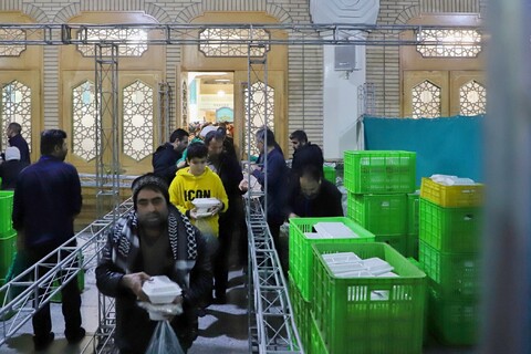 تصاویر/ سفره افطار حرم مطهر حضرت معصومه (س)