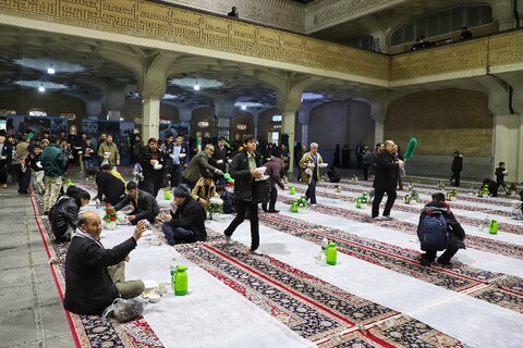 تصاویر/ سفره افطار حرم مطهر حضرت معصومه (س)