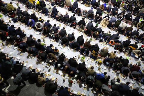 تصاویر/ سفره افطار حرم مطهر حضرت معصومه (س)