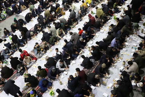 تصاویر/ سفره افطار حرم مطهر حضرت معصومه (س)