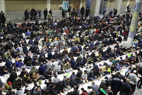 تصاویر/ سفره افطار حرم مطهر حضرت معصومه (س)