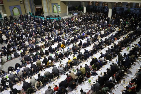 تصاویر/ سفره افطار حرم مطهر حضرت معصومه (س)