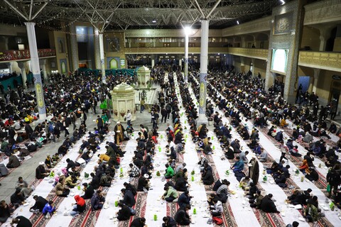 تصاویر/ سفره افطار حرم مطهر حضرت معصومه (س)