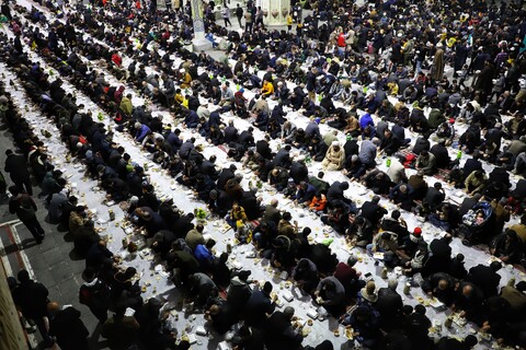 تصاویر/ سفره افطار حرم مطهر حضرت معصومه (س)