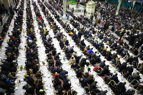 تصاویر/ سفره افطار حرم مطهر حضرت معصومه (س)