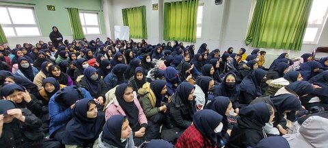 تصاویر/ کاشت درخت توسط امام جمعه کاشان در دبیرستان دخترانه حاج جعفریزدانیان