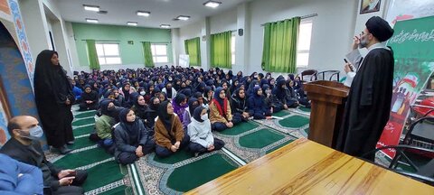 تصاویر/ کاشت درخت توسط امام جمعه کاشان در دبیرستان دخترانه حاج جعفریزدانیان