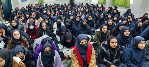 تصاویر/ کاشت درخت توسط امام جمعه کاشان در دبیرستان دخترانه حاج جعفریزدانیان