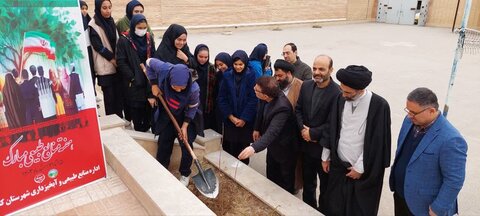 تصاویر/ کاشت درخت توسط امام جمعه کاشان در دبیرستان دخترانه حاج جعفریزدانیان