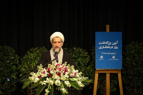 تصاویر /کاشت یک اصله نهال به مناسبت روز درختکاری توسط نماینده ولی فقیه در استان قزوین