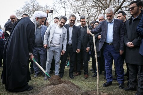 تصاویر /کاشت یک اصله نهال به مناسبت روز درختکاری توسط نماینده ولی فقیه در استان قزوین