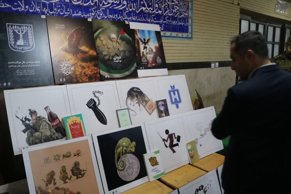 نمایشگاه هنری غزه در آیینه هنرمندان ایرانزمین در گروه ۴۴ توپخانه نزاجا برپا شد