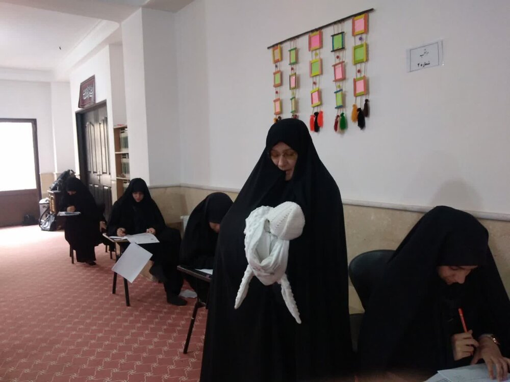 حضور  طلبه‌ای با نوزاد هفت روزه در آزمون المپیاد؛ تجلی جهاد علمی و مادری