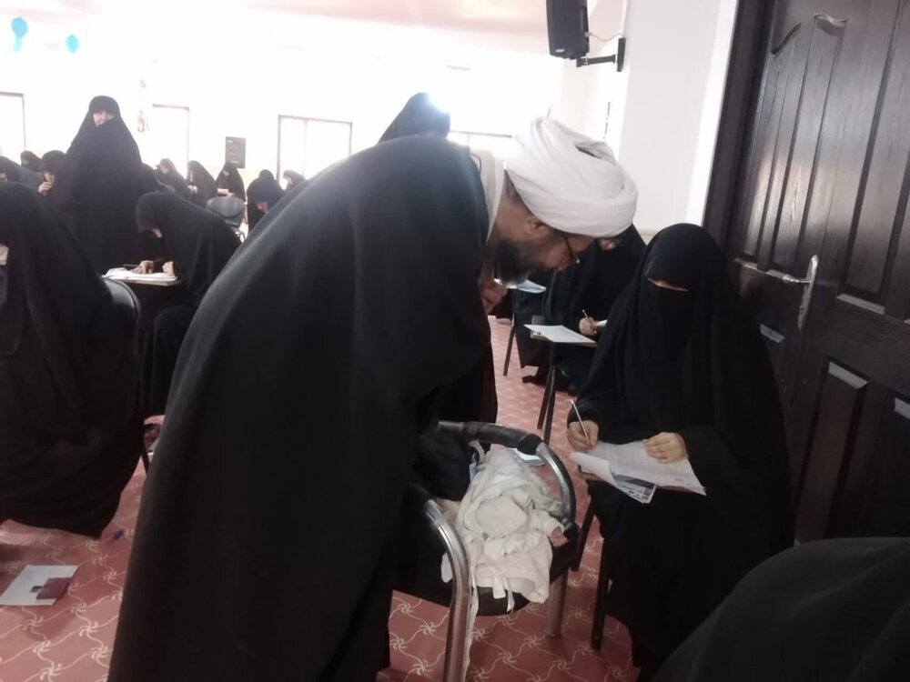 حضور طلبهای با نوزاد هفت روزه در آزمون المپیاد؛ تجلی جهاد علمی و مادری