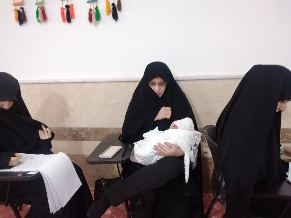 حضور طلبهای با نوزاد هفت روزه در آزمون المپیاد؛ تجلی جهاد علمی و مادری