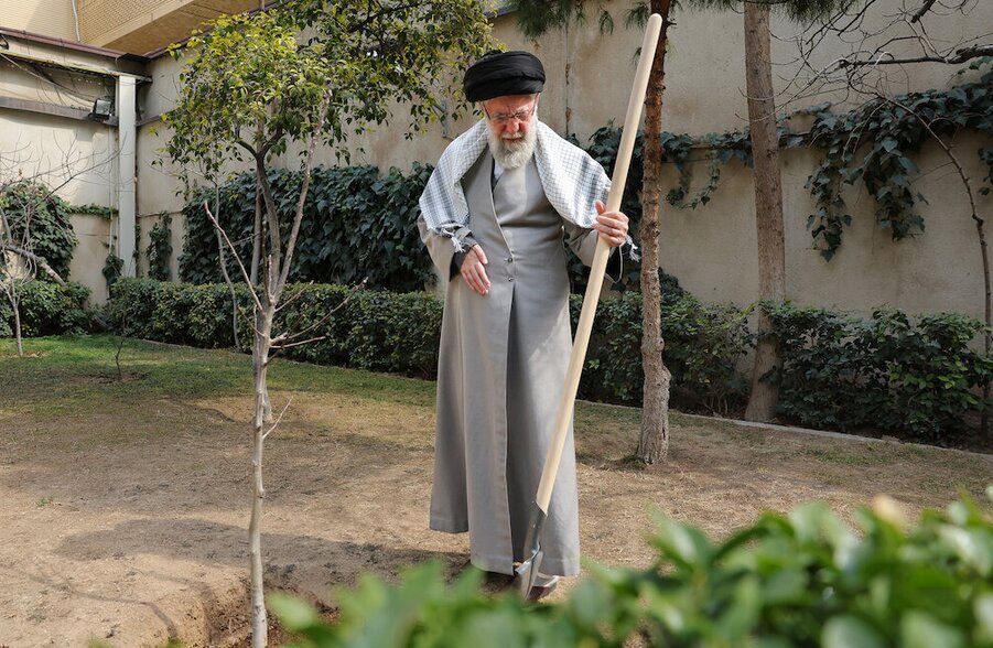 Imam Khamenei planted saplings on National Tree Planting Day