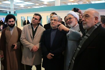 بازدید وزیر علوم از غرفه خبرگزاری حوزه و تلویزیون اینترنتی حوزه‌های علمیه