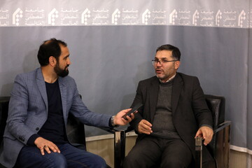 آشنایی با ترجمه قرآن به زبان مختلف در غرفه جامعه المصطفی