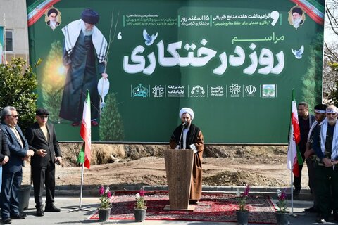 تصاویر/ کاشت نهال توسط امام جمعه خوی