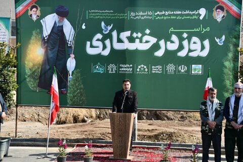 تصاویر/ کاشت نهال توسط امام جمعه خوی