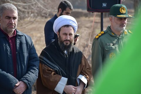 تصاویر/ کاشت نهال توسط امام جمعه خوی