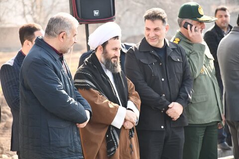 تصاویر/ کاشت نهال توسط امام جمعه خوی