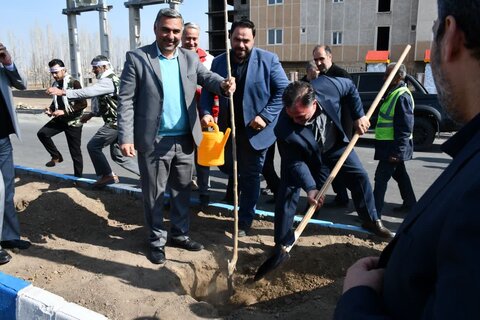 تصاویر/ کاشت نهال توسط امام جمعه خوی