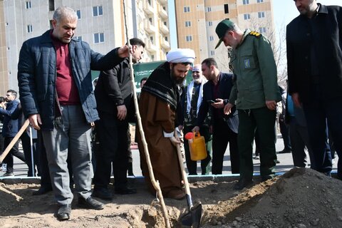 تصاویر/ کاشت نهال توسط امام جمعه خوی