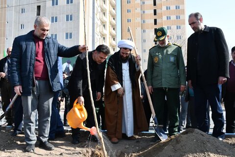 تصاویر/ کاشت نهال توسط امام جمعه خوی