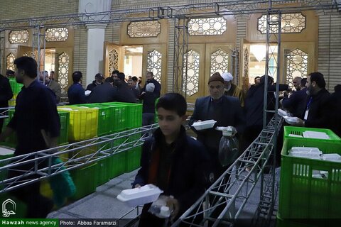 Photos/ Heure de l'Iftar au sanctuaire de Hazrat Masoumeh (PSL)