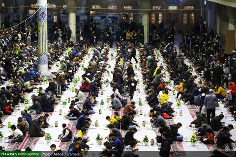 Photos/ Heure de l'Iftar au sanctuaire de Hazrat Masoumeh (PSL)