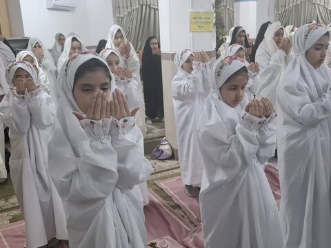 تصاویر/دانش آموزان دختر آران وبیدگلی و روزه اولی ها بر سر سفره ضیافت ماه رمضان درمدرسه ابریشم چی