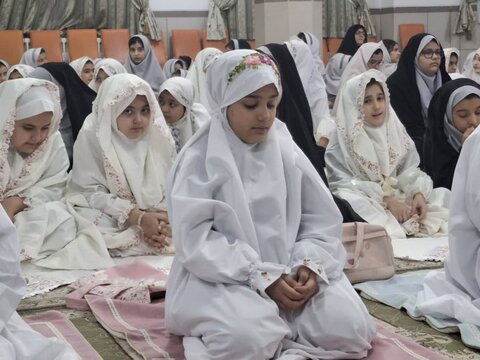 تصاویر/دانش آموزان دختر آران وبیدگلی و روزه اولی ها بر سر سفره ضیافت ماه رمضان درمدرسه ابریشم چی