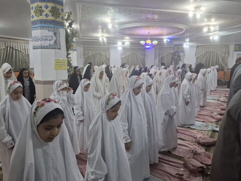تصاویر/دانش آموزان دختر آران وبیدگلی و روزه اولی ها بر سر سفره ضیافت ماه رمضان درمدرسه ابریشم چی