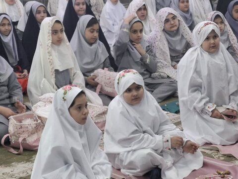 تصاویر/دانش آموزان دختر آران وبیدگلی و روزه اولی ها بر سر سفره ضیافت ماه رمضان درمدرسه ابریشم چی