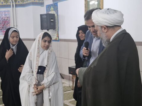 تصاویر/دانش آموزان دختر آران وبیدگلی و روزه اولی ها بر سر سفره ضیافت ماه رمضان درمدرسه ابریشم چی