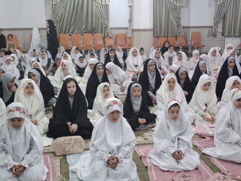 تصاویر/دانش آموزان دختر آران وبیدگلی و روزه اولی ها بر سر سفره ضیافت ماه رمضان درمدرسه ابریشم چی