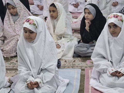 تصاویر/دانش آموزان دختر آران وبیدگلی و روزه اولی ها بر سر سفره ضیافت ماه رمضان درمدرسه ابریشم چی