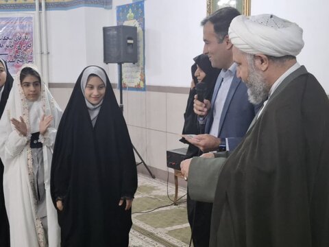 تصاویر/دانش آموزان دختر آران وبیدگلی و روزه اولی ها بر سر سفره ضیافت ماه رمضان درمدرسه ابریشم چی