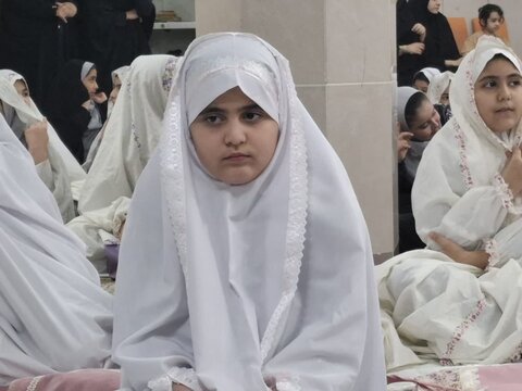تصاویر/دانش آموزان دختر آران وبیدگلی و روزه اولی ها بر سر سفره ضیافت ماه رمضان درمدرسه ابریشم چی