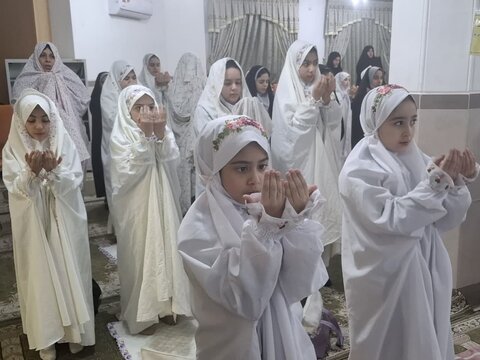 تصاویر/دانش آموزان دختر آران وبیدگلی و روزه اولی ها بر سر سفره ضیافت ماه رمضان درمدرسه ابریشم چی