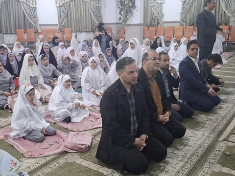 تصاویر/دانش آموزان دختر آران وبیدگلی و روزه اولی ها بر سر سفره ضیافت ماه رمضان درمدرسه ابریشم چی