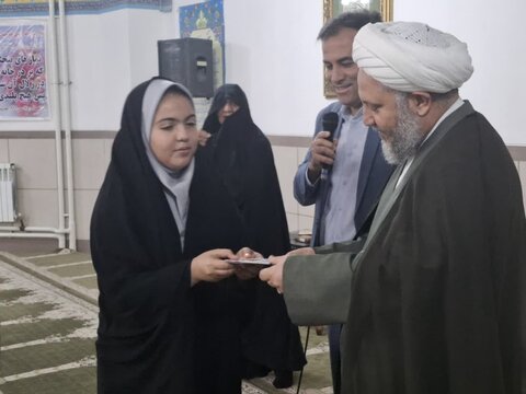 تصاویر/دانش آموزان دختر آران وبیدگلی و روزه اولی ها بر سر سفره ضیافت ماه رمضان درمدرسه ابریشم چی