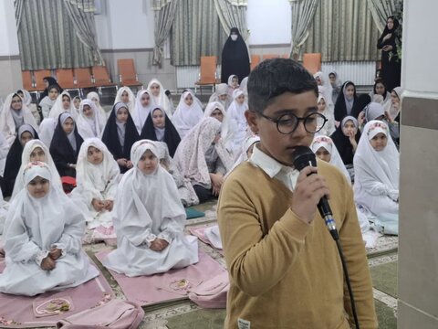 تصاویر/دانش آموزان دختر آران وبیدگلی و روزه اولی ها بر سر سفره ضیافت ماه رمضان درمدرسه ابریشم چی