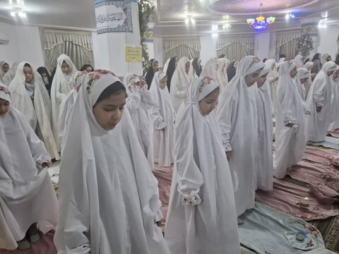 تصاویر/دانش آموزان دختر آران وبیدگلی و روزه اولی ها بر سر سفره ضیافت ماه رمضان درمدرسه ابریشم چی