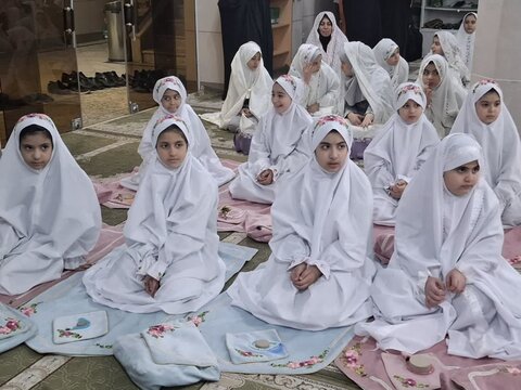 تصاویر/دانش آموزان دختر آران وبیدگلی و روزه اولی ها بر سر سفره ضیافت ماه رمضان درمدرسه ابریشم چی