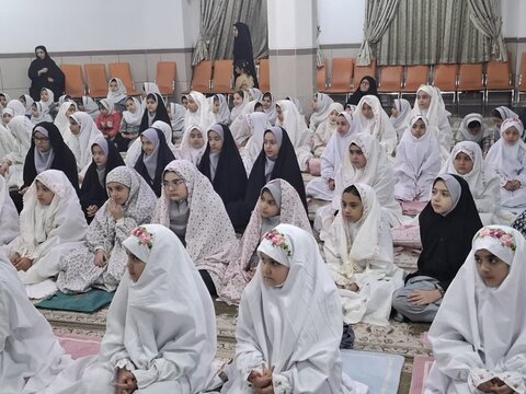 تصاویر/دانش آموزان دختر آران وبیدگلی و روزه اولی ها بر سر سفره ضیافت ماه رمضان درمدرسه ابریشم چی