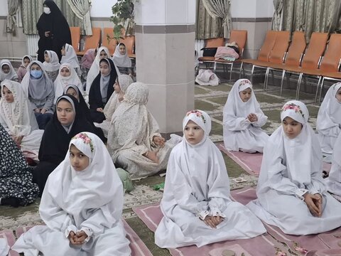 تصاویر/دانش آموزان دختر آران وبیدگلی و روزه اولی ها بر سر سفره ضیافت ماه رمضان درمدرسه ابریشم چی