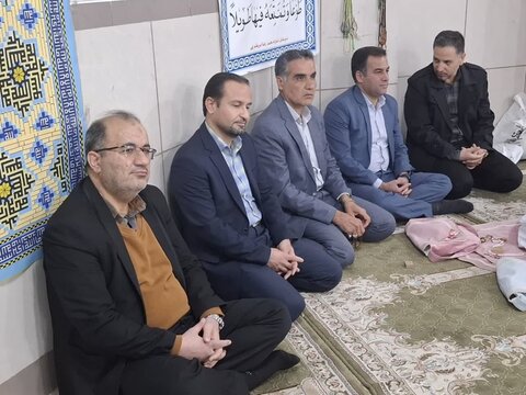 تصاویر/دانش آموزان دختر آران وبیدگلی و روزه اولی ها بر سر سفره ضیافت ماه رمضان درمدرسه ابریشم چی